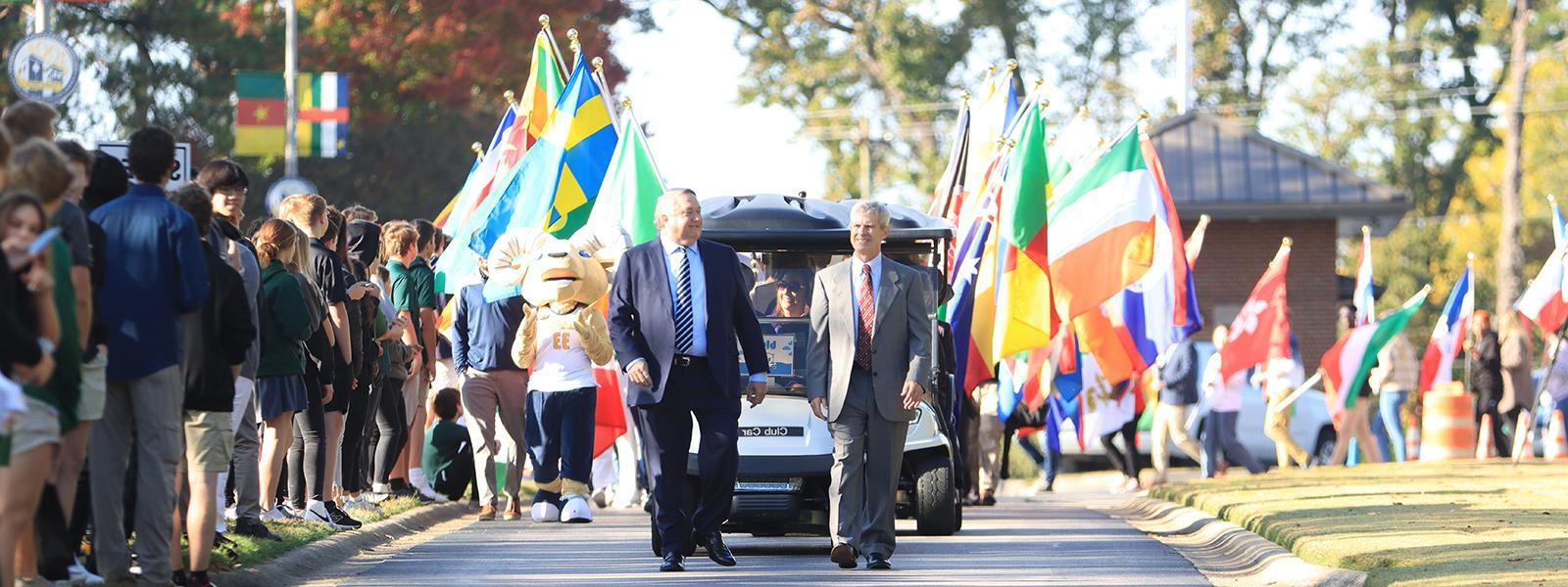 总理博士. 比尔·琼斯(左)和琼斯总统. 标志着. 史密斯在国际大道上领着升旗队伍. 